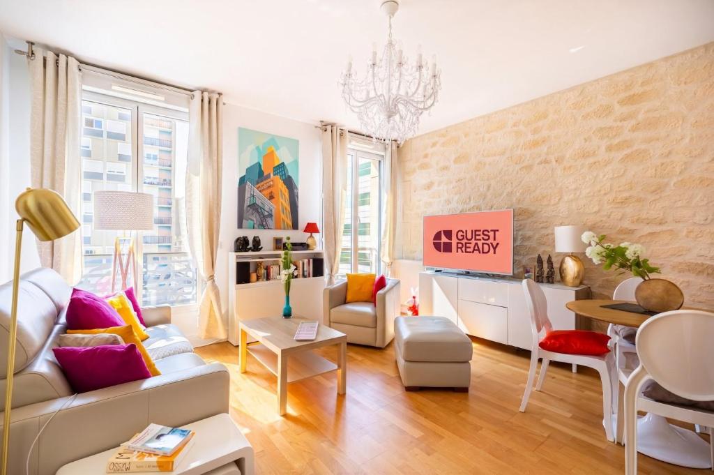 GuestReady - Bright Apt in city centre w/ Parking 1