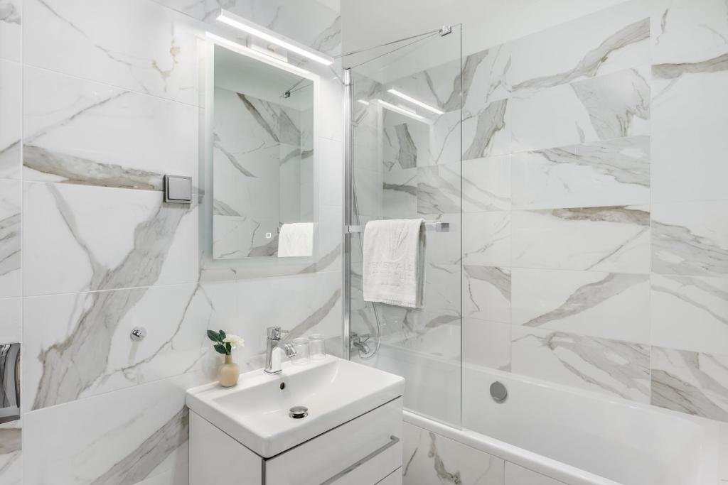 Emerald Downtown Luxury Suites by Continental Group 3