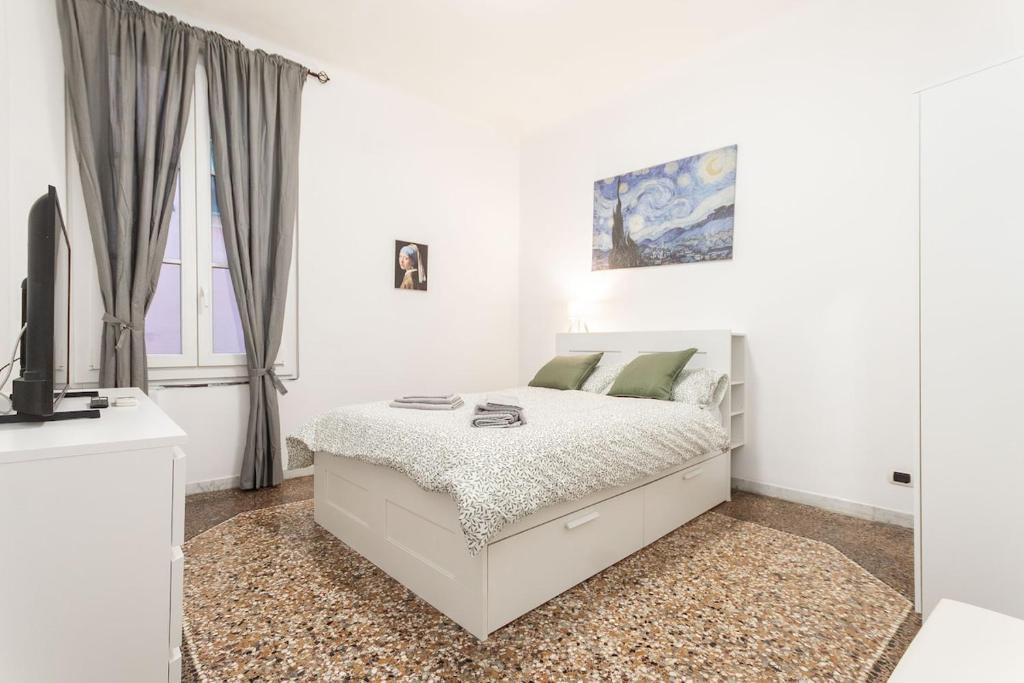 Via XXV Aprile - Genoa City Center 6