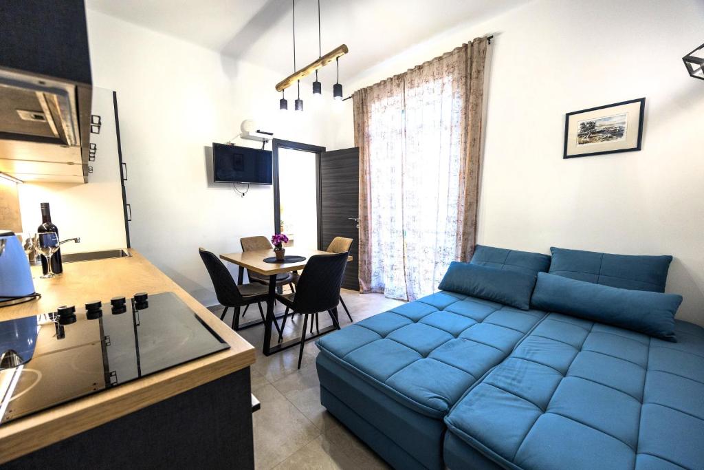 Stylish Apartment with balcony in quiet Area near Old Town & Beach 1