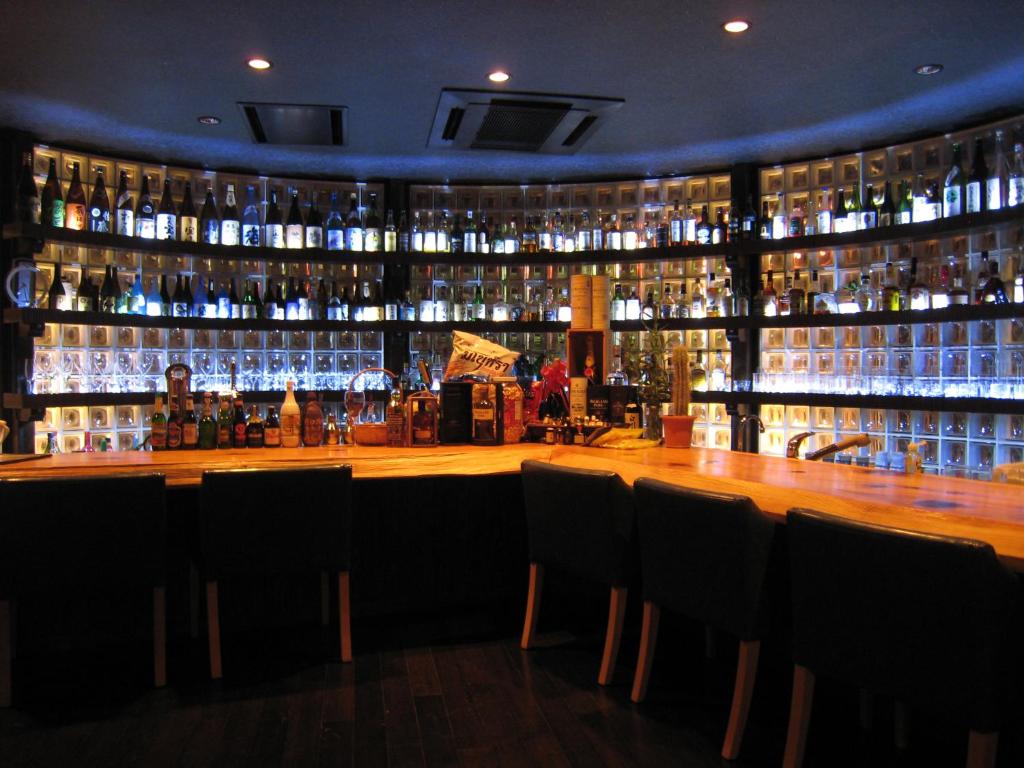 un bar avec beaucoup de bouteilles d'alcool dans l'établissement Wakamizusou, à Fujikawaguchiko