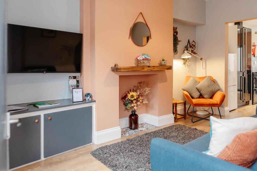 Charming Victorian Terrace near City with Free Parking 2
