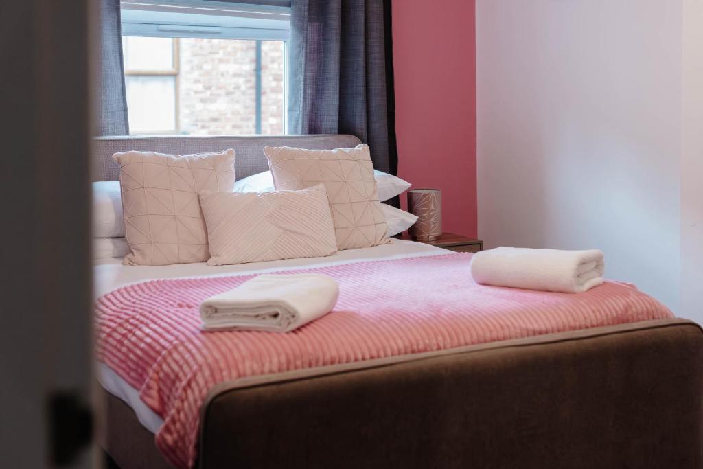 Charming Victorian Terrace near City with Free Parking 3