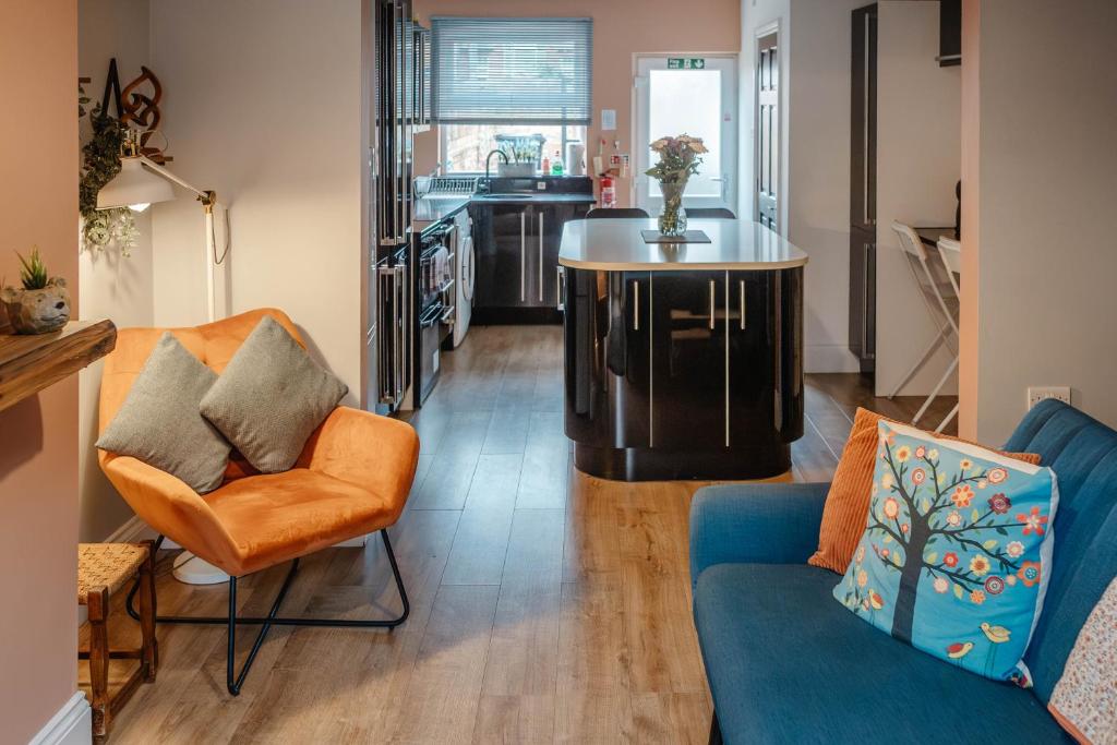 Charming Victorian Terrace near City with Free Parking 1