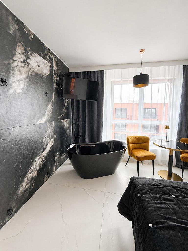 DOKI Living Suites - Foodhall & Parking by Downtown Apartments 7