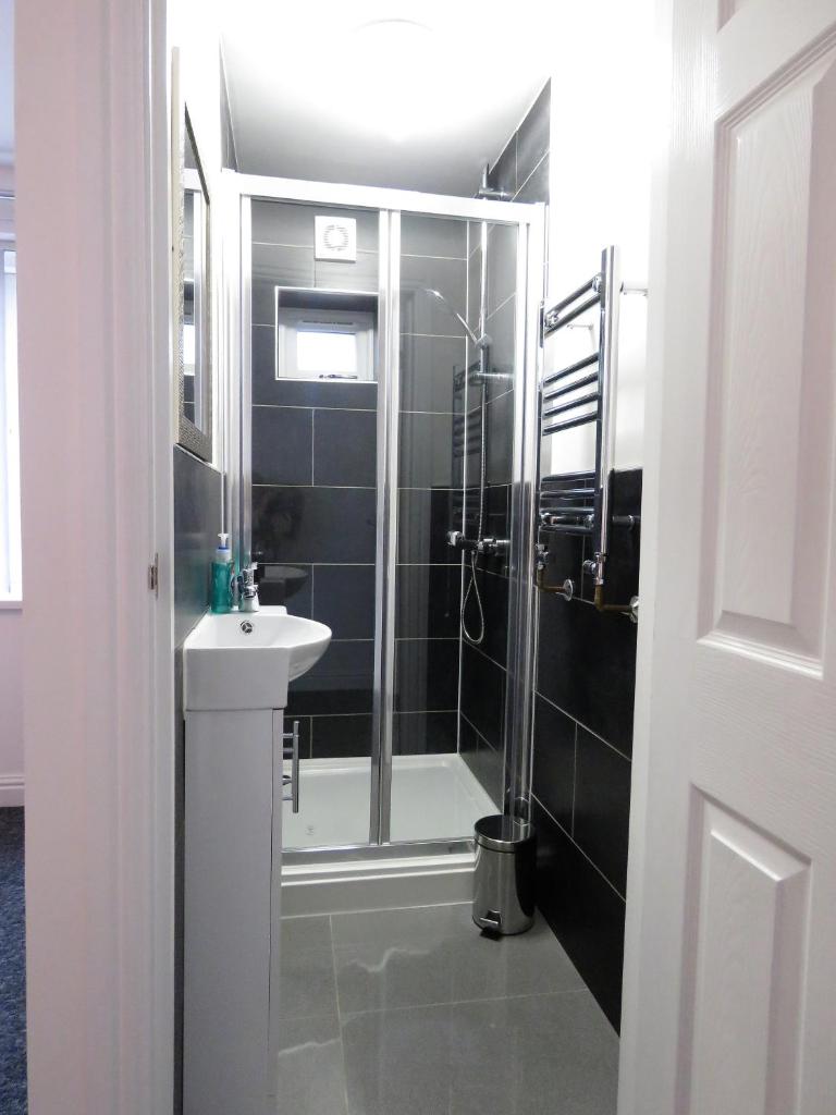 StayNEC Moat House Birmingham - For Company, Contractor and Leisure Stays - NEC, HS2, JLR, Airport 3