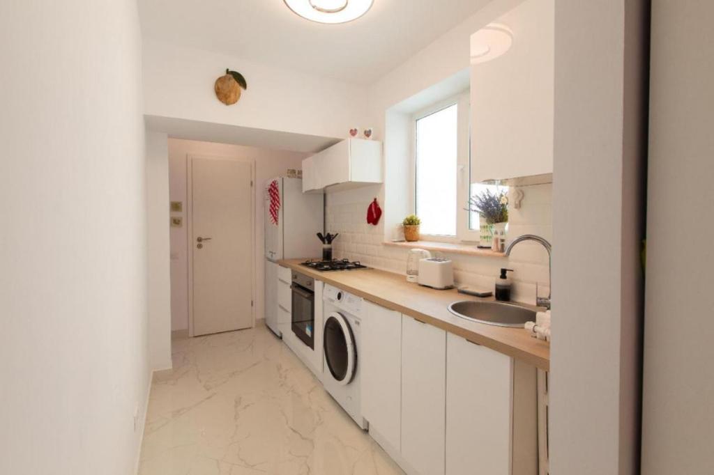 Bright Central Apartment with Old Town Views 4