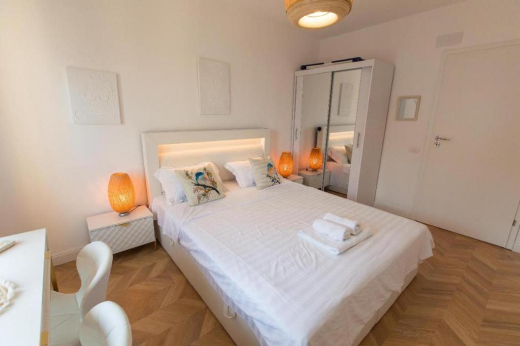 Bright Central Apartment with Old Town Views 7