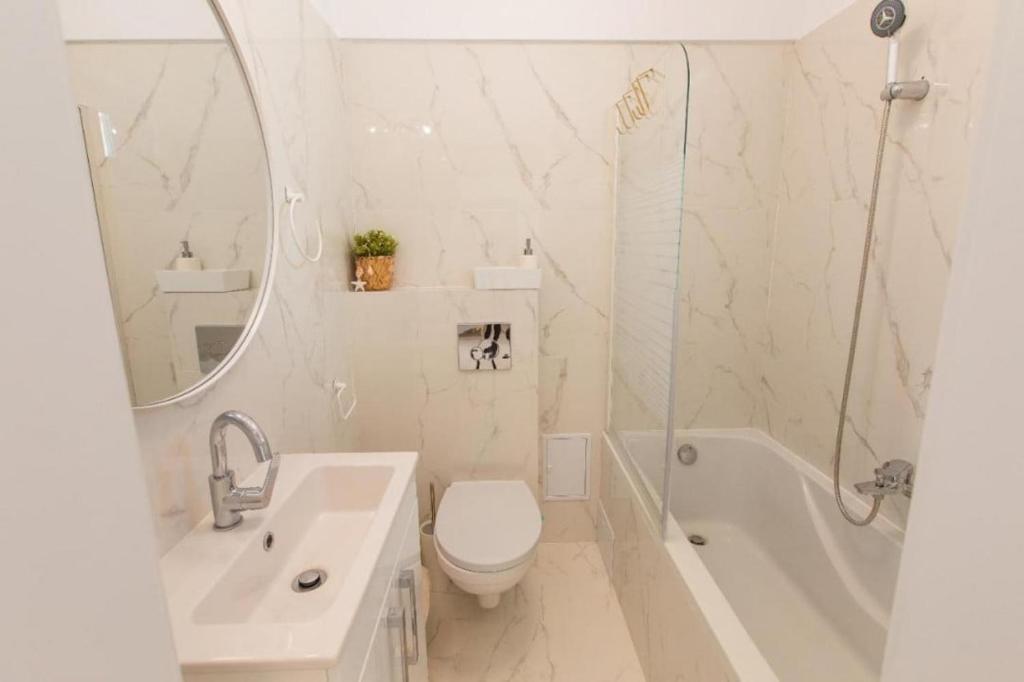 Bright Central Apartment with Old Town Views 3
