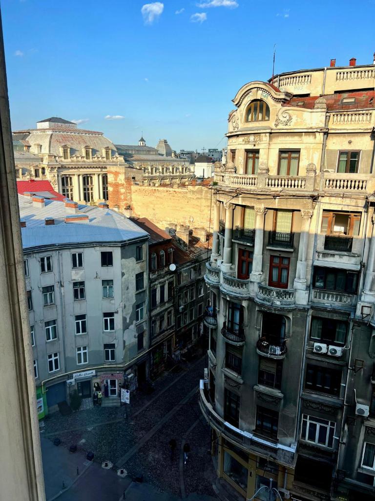 Bright Central Apartment with Old Town Views 6