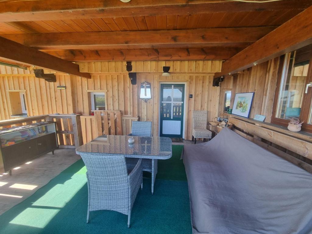 Kuscheliges Blockhaus in Alleinlage mit Traumaussicht 2