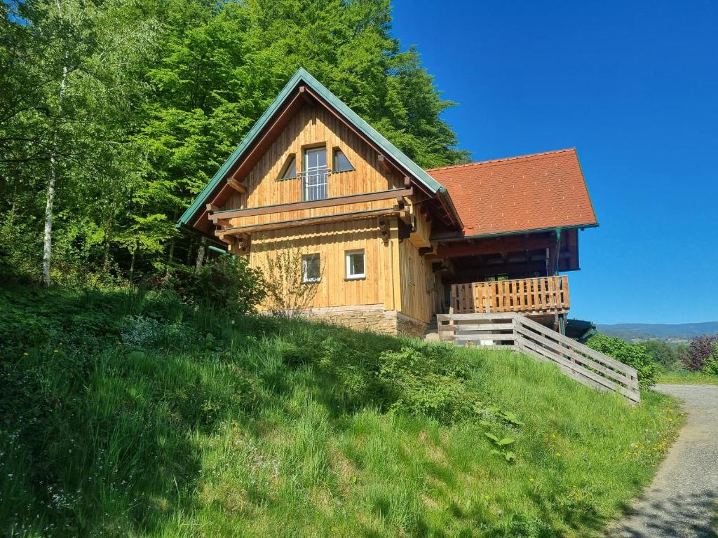 Kuscheliges Blockhaus in Alleinlage mit Traumaussicht 1