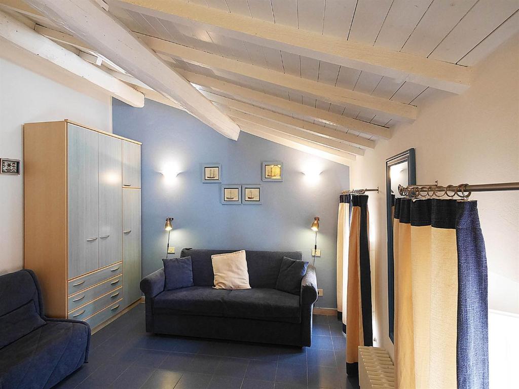 un salon avec un canapé et une chaise dans l'établissement Residence Villa Piani, à San Vincenzo