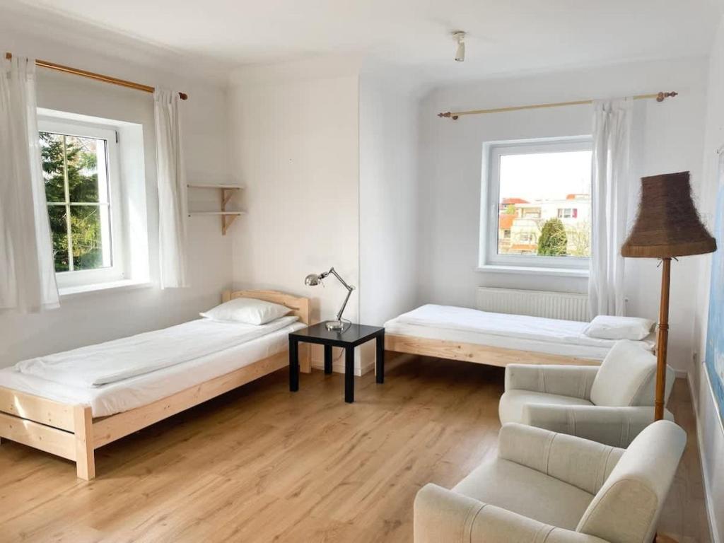 Duży Apartament z Ogródkiem i Parkingiem by Noclegi Renters 4
