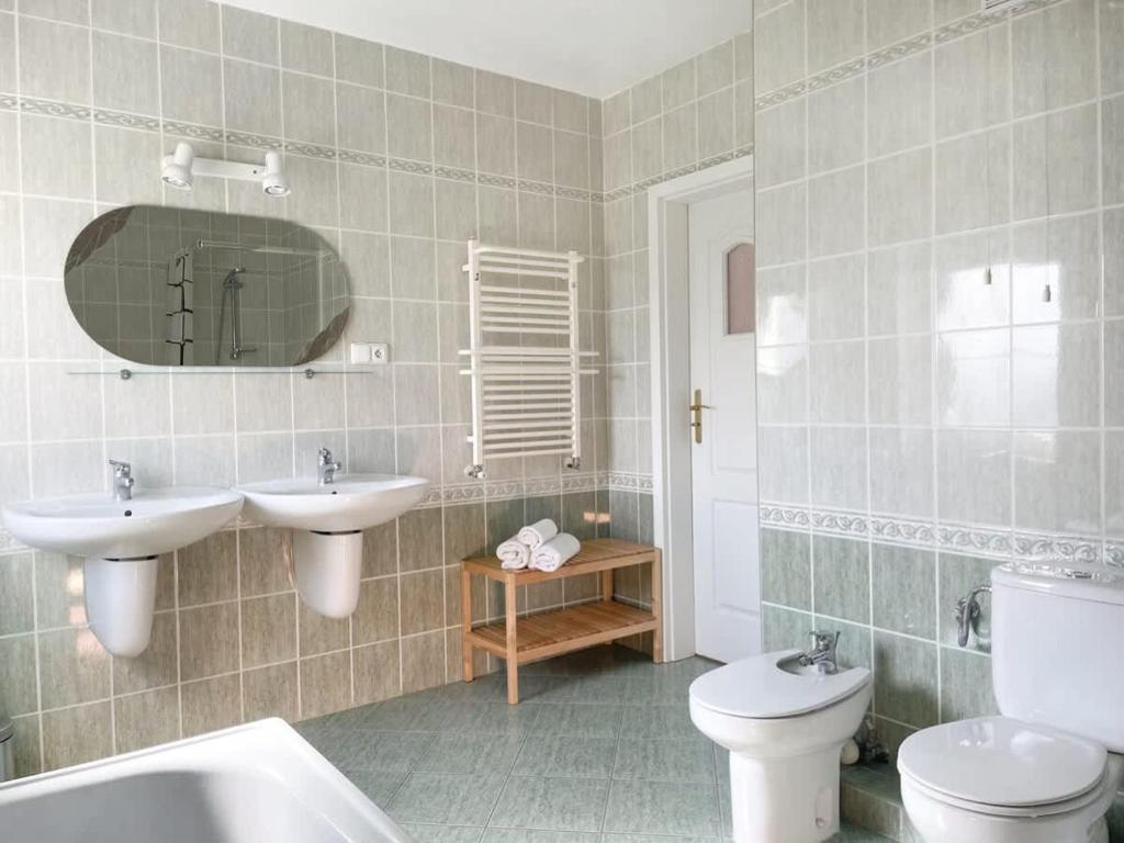 Duży Apartament z Ogródkiem i Parkingiem by Noclegi Renters 7