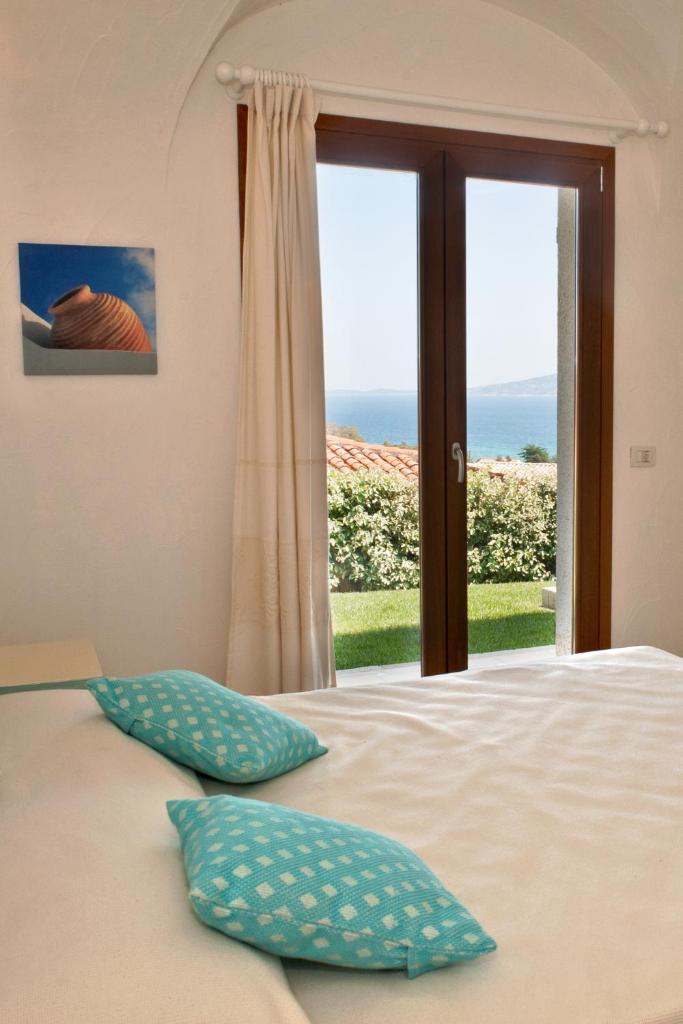 une chambre avec un lit avec vue sur l'océan dans l'établissement Le Ville Le Saline, à Palau