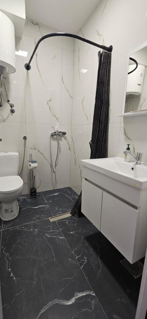 Ira's Square 2 Bedroom Free Parking 8