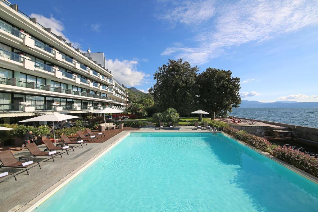 une grande piscine devant un hôtel dans l'établissement Hotel Salò du Parc, à Salò