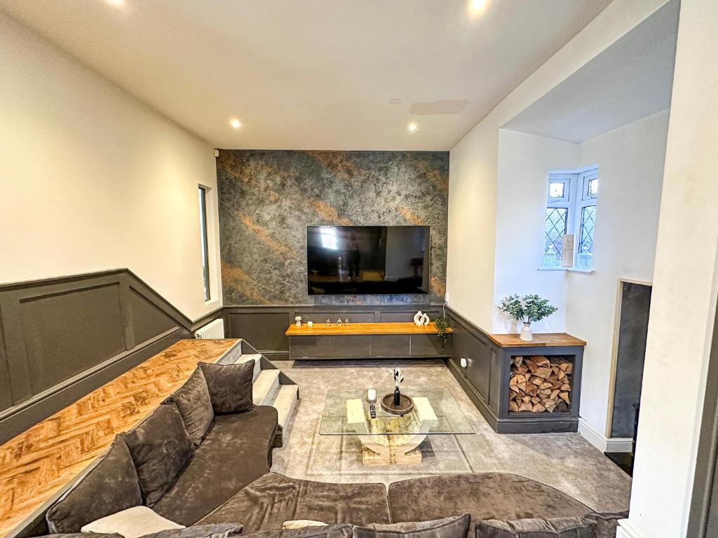 5BR Manchester Home Jacuzzi, Garden & Parking 5