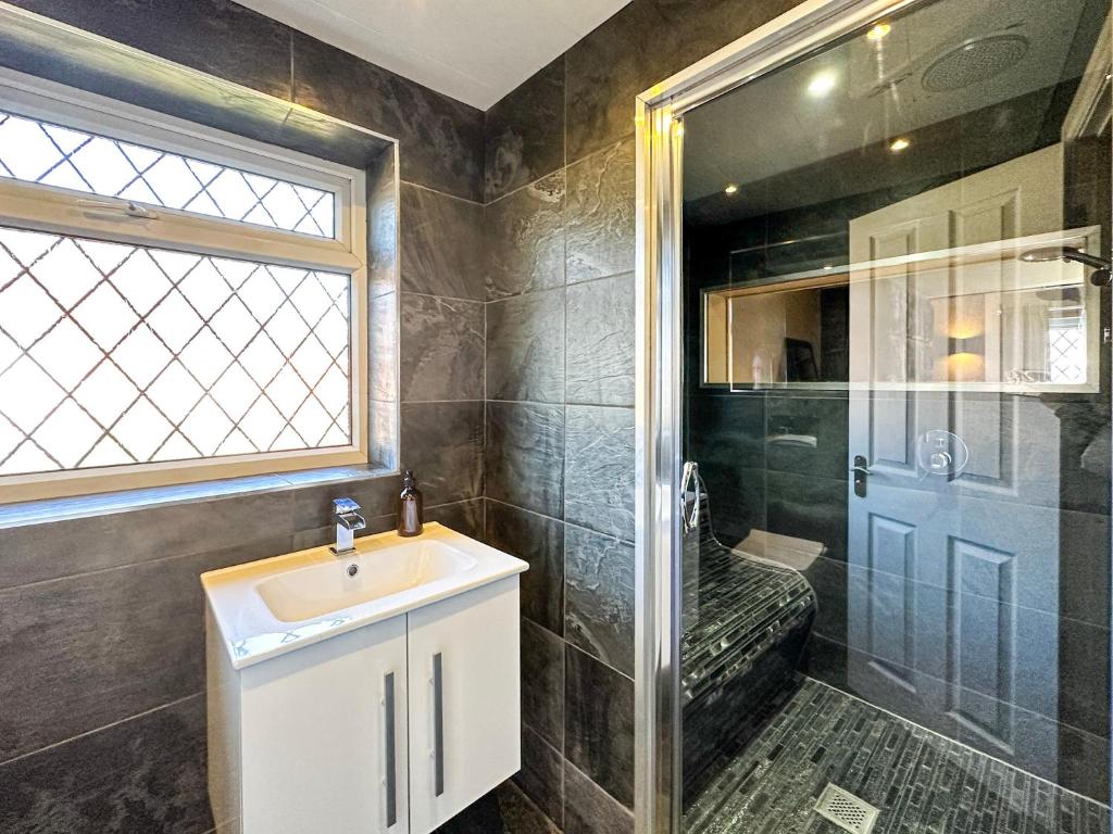 5BR Manchester Home Jacuzzi, Garden & Parking 3