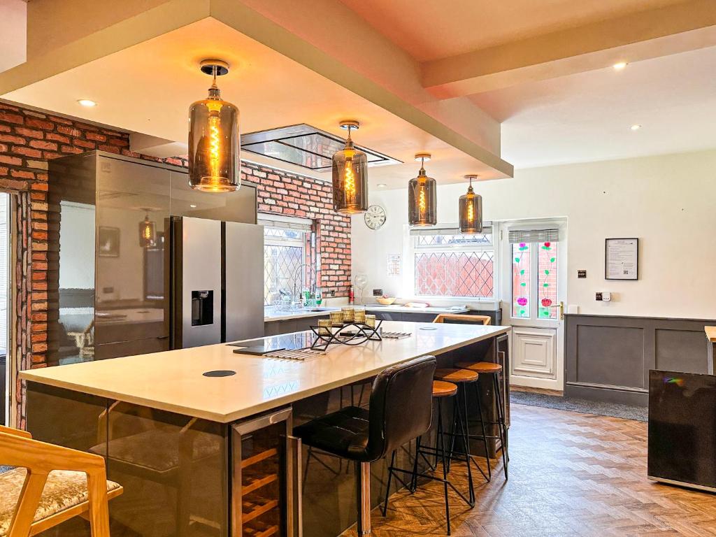 5BR Manchester Home Jacuzzi, Garden & Parking 4