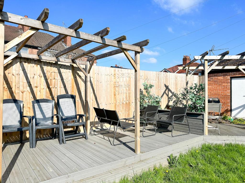 5BR Manchester Home Jacuzzi, Garden & Parking 6
