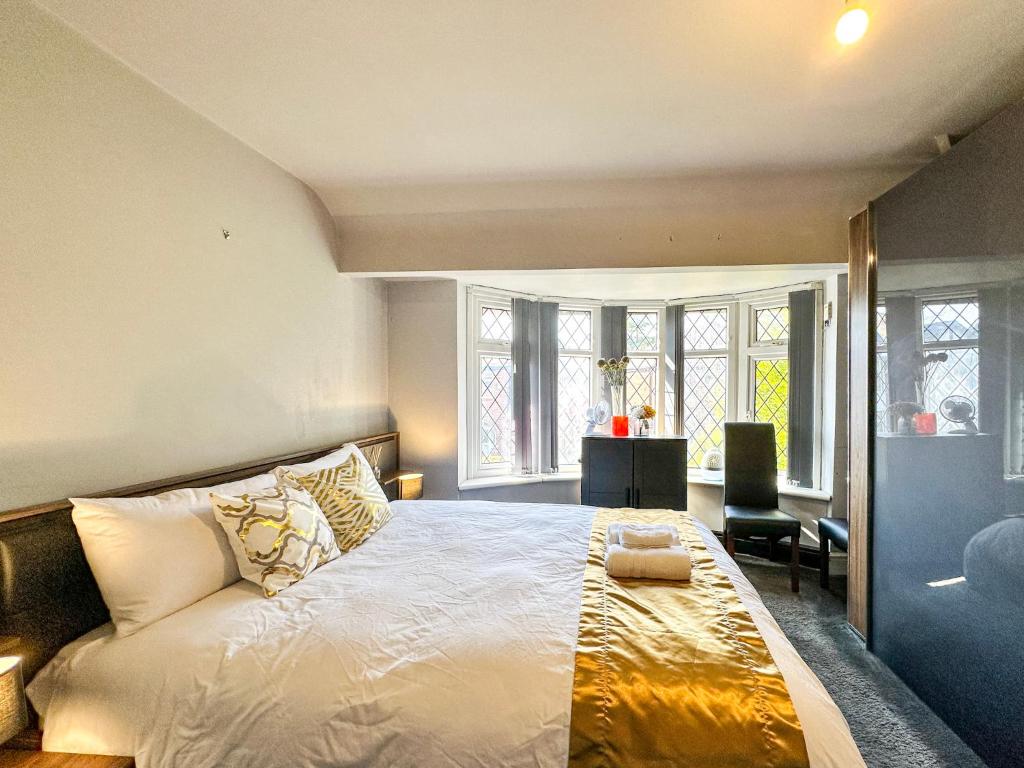 5BR Manchester Home Jacuzzi, Garden & Parking 2