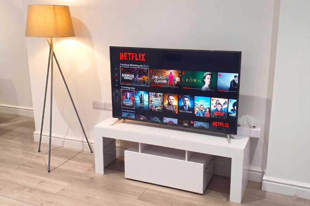 Daisy Lodge - Spacious Two Bed Flat - Parking, Netflix, WIFI - Close to Blenheim Palace & Oxford - F1 5