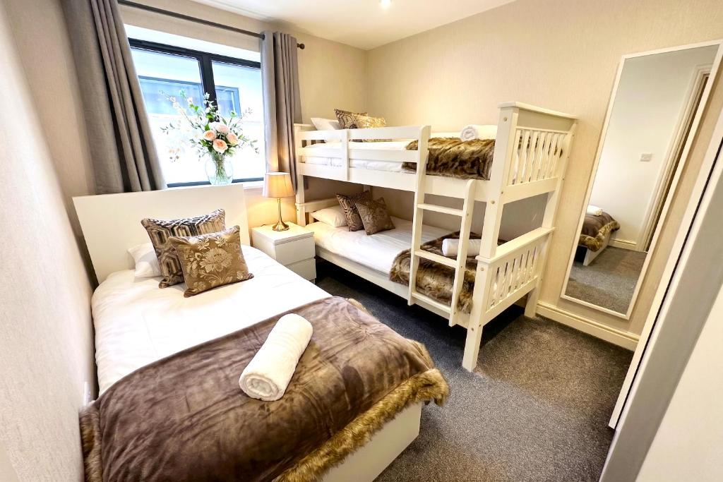 Daisy Lodge - Spacious Two Bed Flat - Parking, Netflix, WIFI - Close to Blenheim Palace & Oxford - F1 2