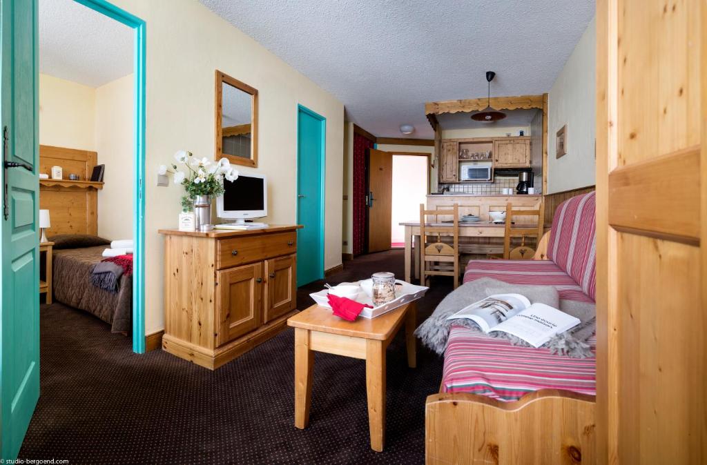 un salon avec un canapé et une table dans l'établissement Le Cheval Blanc - Village Montana, à Val Thorens 25 autres photos