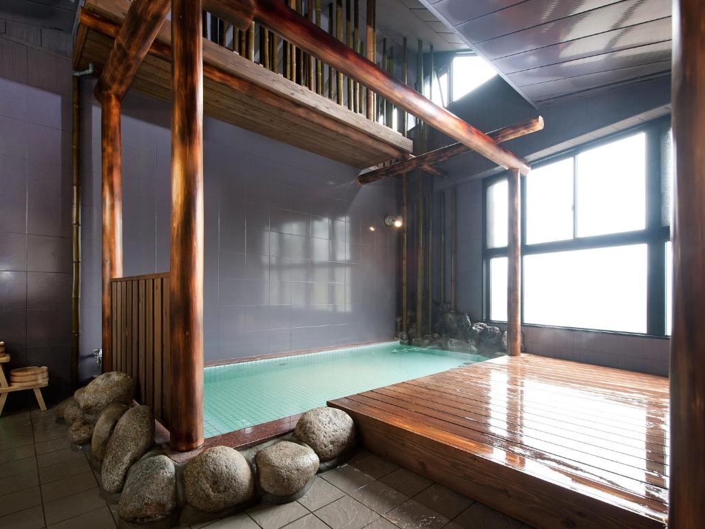 une piscine dans une pièce avec une grande fenêtre dans l'établissement Hanano Koyado Jyu-bei, à Toba