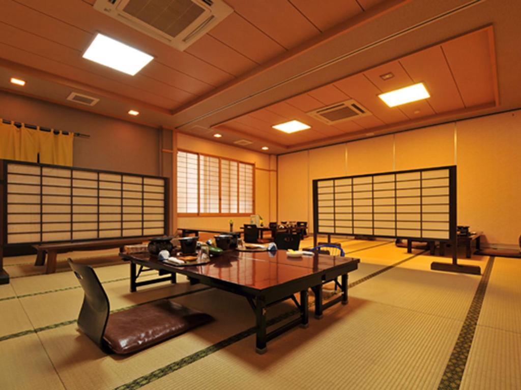une pièce avec une table et des chaises dans l'établissement Hanano Koyado Jyu-bei, à Toba 39 autres photos