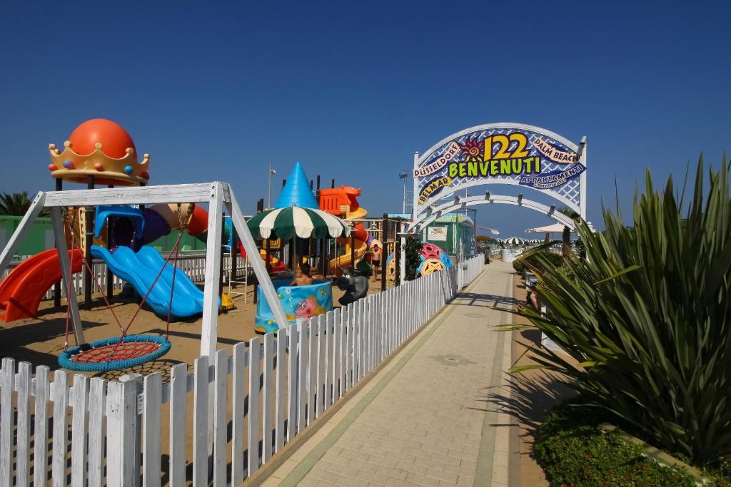 un parc d'attractions avec une piste de roller et un carnaval dans l'établissement Hotel Belmar, à Rimini
