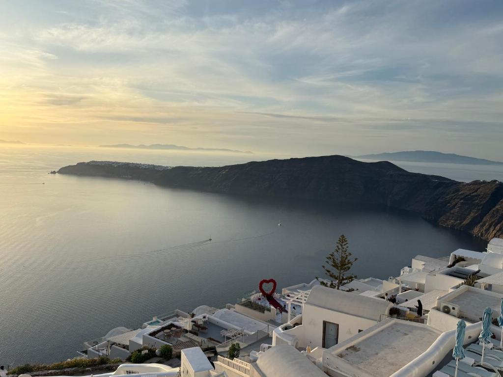 Esmi Suites Santorini 6