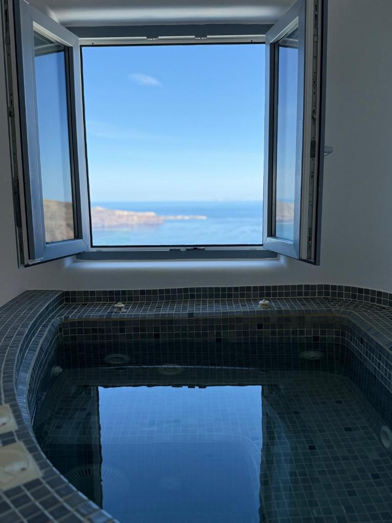 Esmi Suites Santorini 7