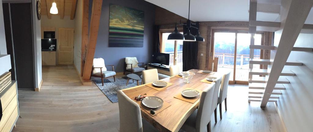 une salle à manger avec une table et des chaises en bois dans l'établissement Chalet Skiopied, à La Toussuire