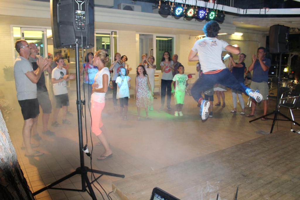Un homme sautant dans l'air sur une piste de danse dans l'établissement Hotel Fabrizio, à Rimini 89 autres photos