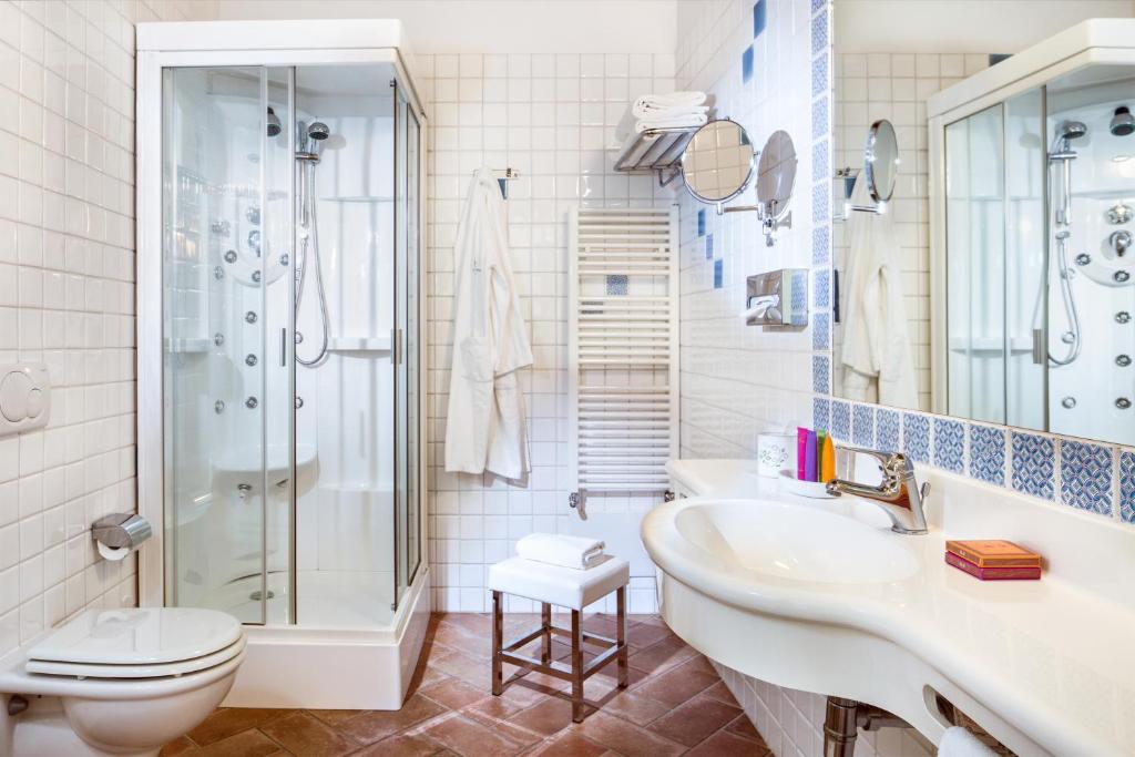 une salle de bain avec douche, lavabo et toilettes dans l'établissement Cruccùris Resort - Adults Only, à Villasimius