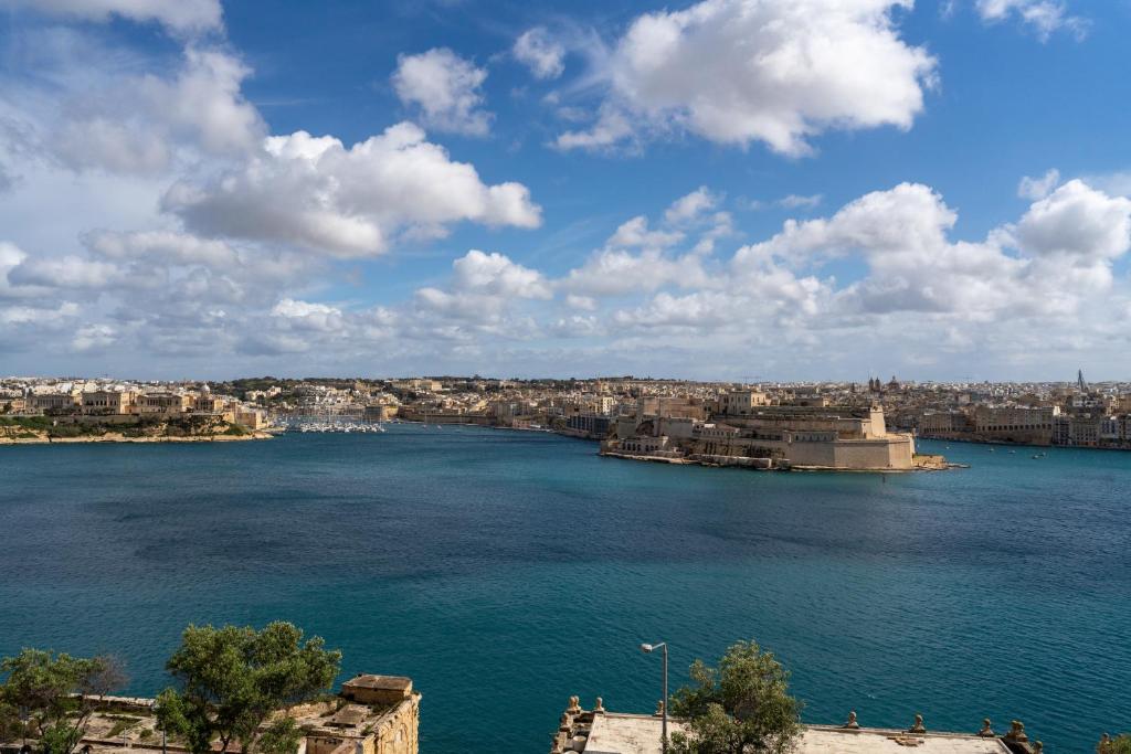 Traditional chic 2 bedroom apartment with Seaview LDEM1-5 6
