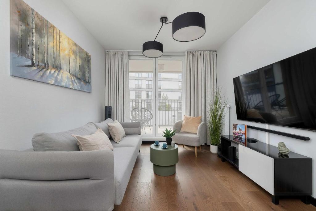Modern & Luxurious Apartments with Balcony & Parking Cracow by Renters Prestige 2