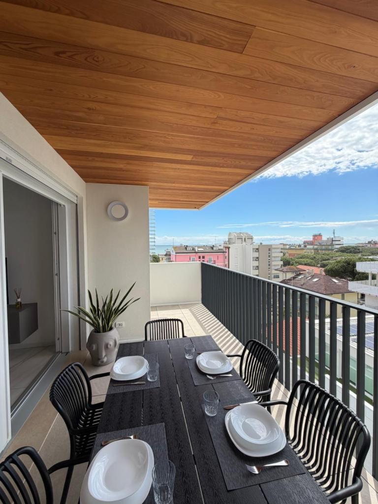 Beach Palace with small swimming pool, private beach, parking 6
