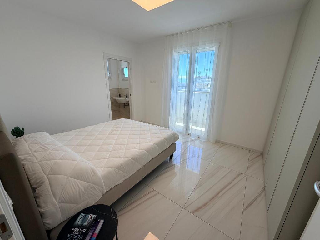 Beach Palace with small swimming pool, private beach, parking 7