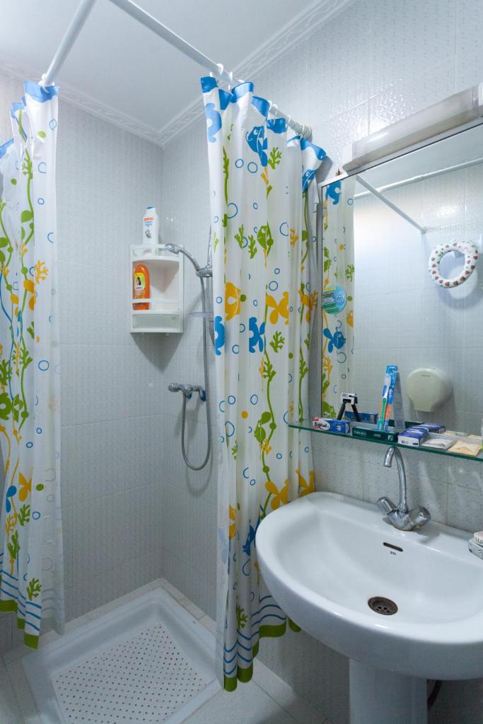 une salle de bain avec un rideau de douche et un lavabo dans l'établissement Riad Asma, à Taroudant