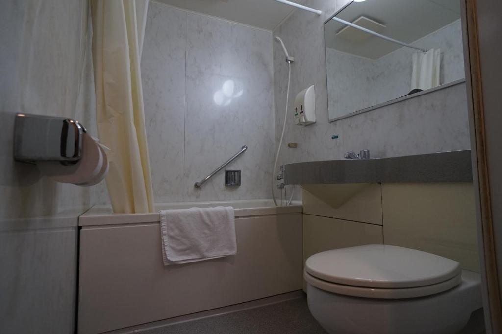 une salle de bain avec toilettes, douche et lavabo dans l'établissement Annex Katsutaro Ryokan, à Tokyo