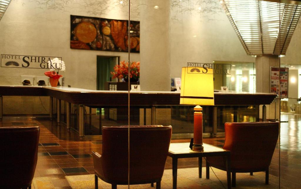 un restaurant avec un bar avec des chaises et une table dans l'établissement Shiragiku, à Beppu 36 autres photos