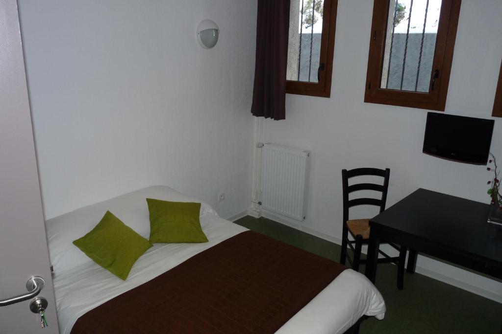 - une chambre avec un lit doté d'oreillers verts et d'un bureau dans l'établissement Residence Adrechas et Spa, à La Colmiane 23 autres photos