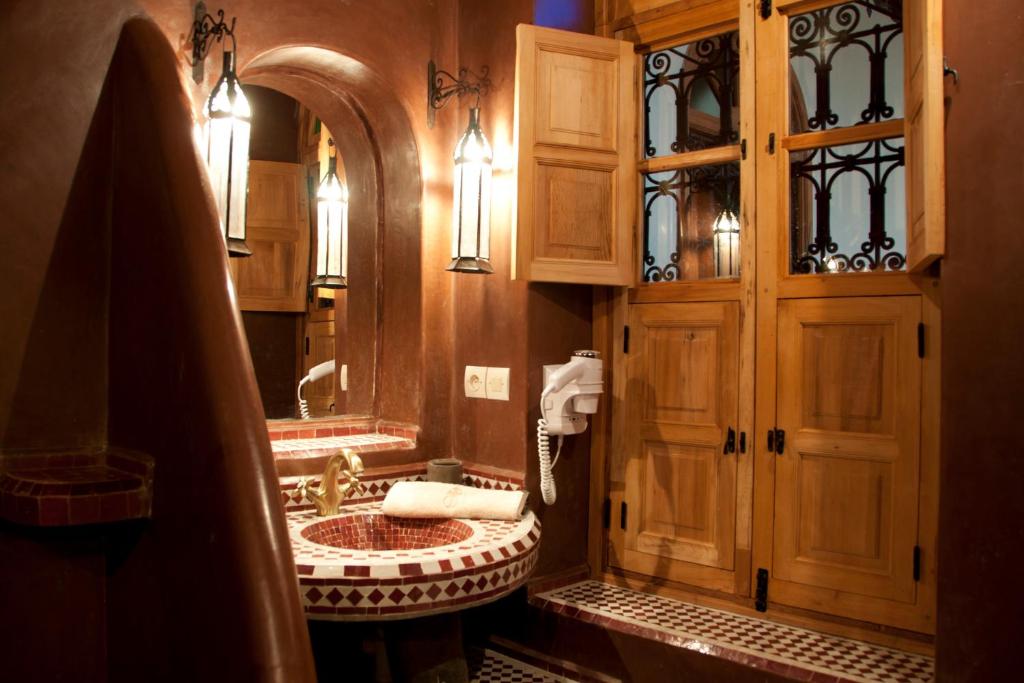 une salle de bain avec un lavabo et un miroir dans l'établissement Riad Granvilier, à Marrakech 37 autres photos