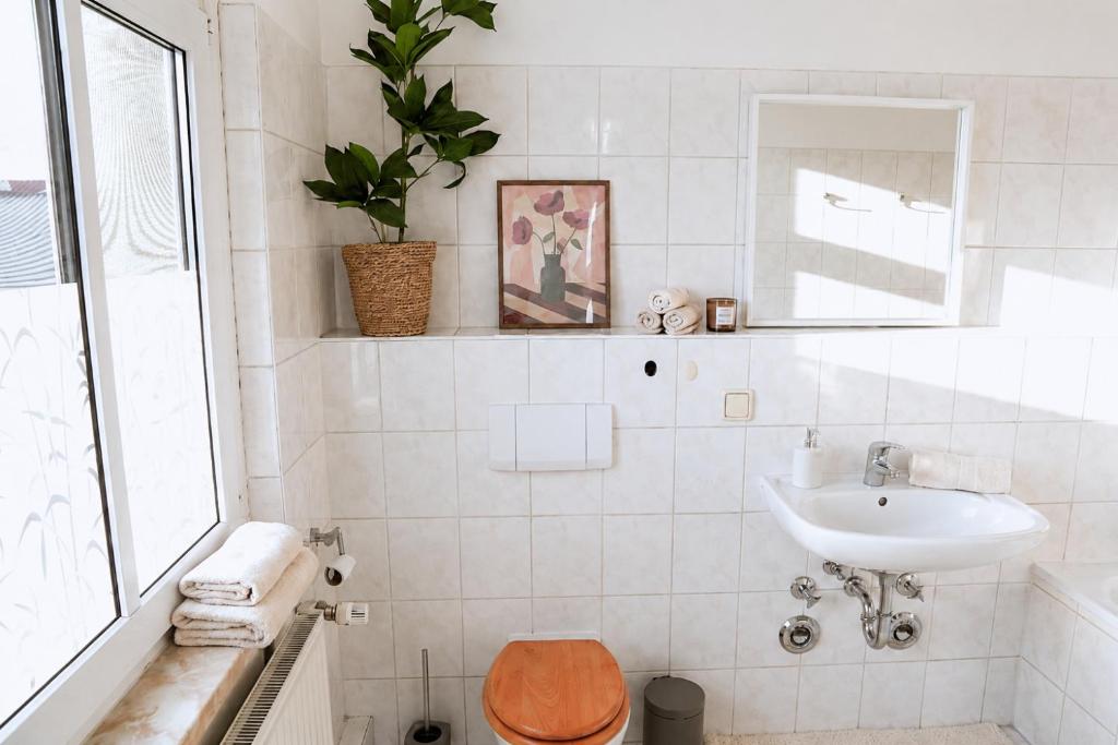Ruhiges & modernes 5-Personen Apartment mit Boxspringbetten, Smart-TV, Wlan und Balkon 7