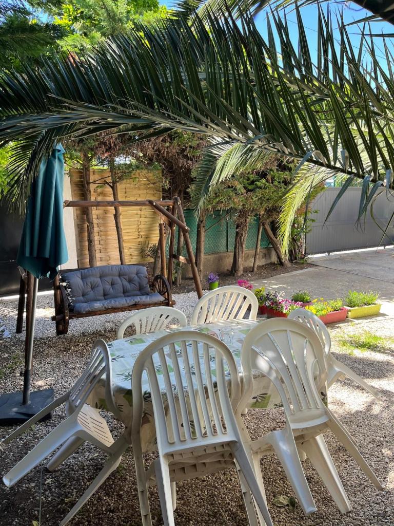 Villa la désirée, Haut de la villa très lumineux, entièrement rénovée, 3 pièces, climatisé, parking privé dans 120m2 de jardin, proche plage ! 5
