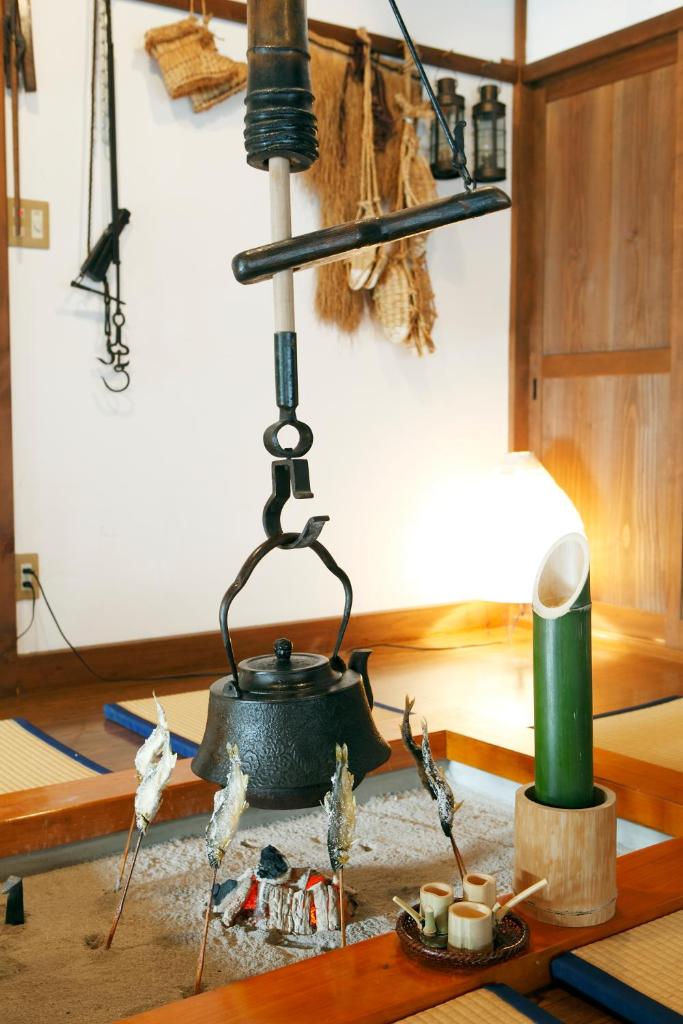 une théière sur une table dans une pièce dans l'établissement Irorino Yado Sankichi, à Izu